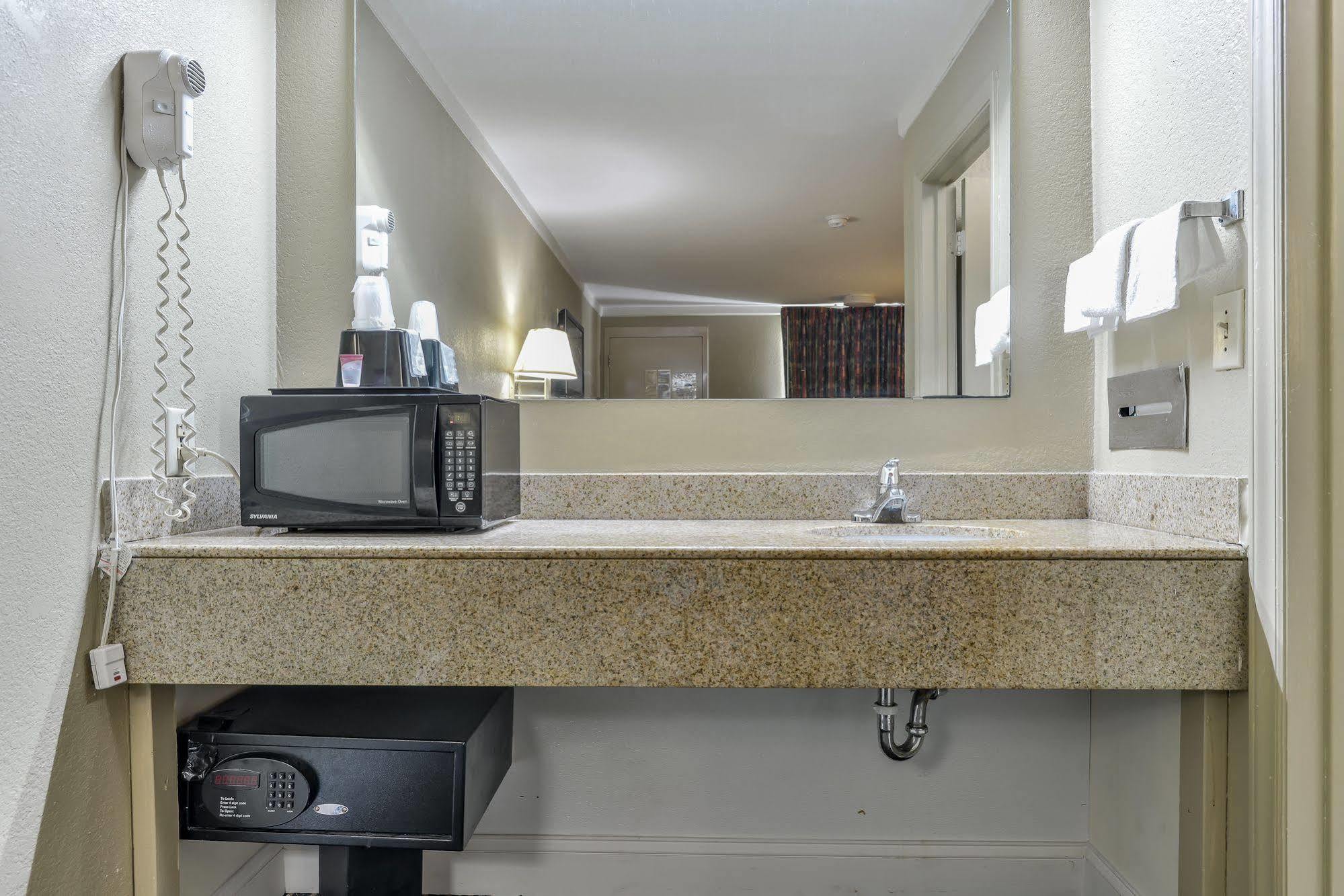 Wake Inn Raleigh Bagian luar foto