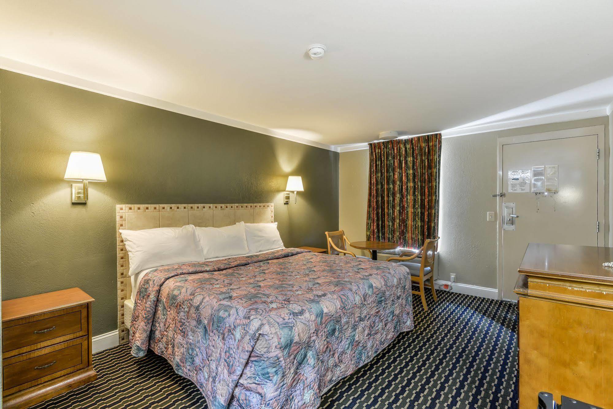 Wake Inn Raleigh Bagian luar foto