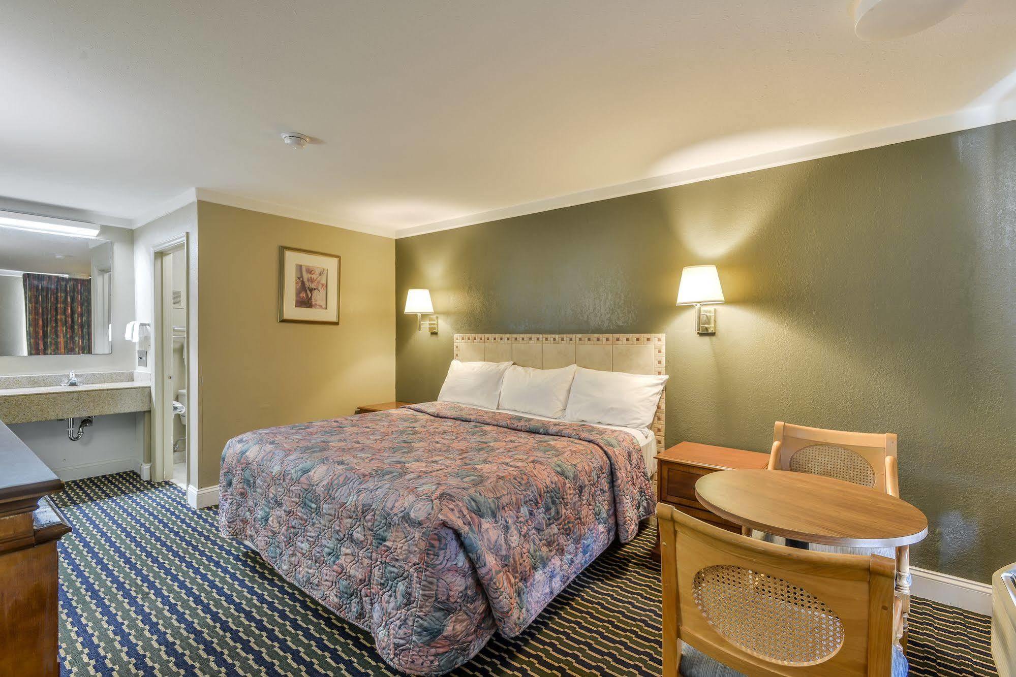 Wake Inn Raleigh Bagian luar foto