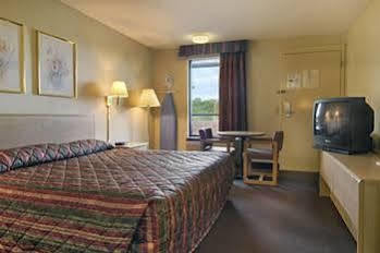 Wake Inn Raleigh Bagian luar foto